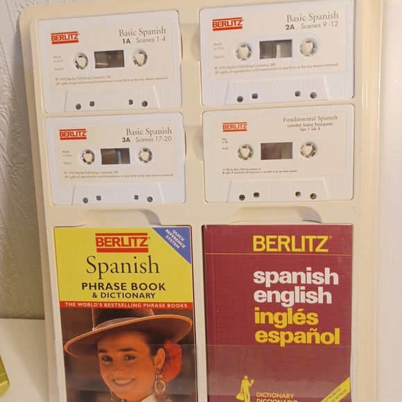 Berlitz Learn Spanish Cassette And Book Set - Picture 3 of 9